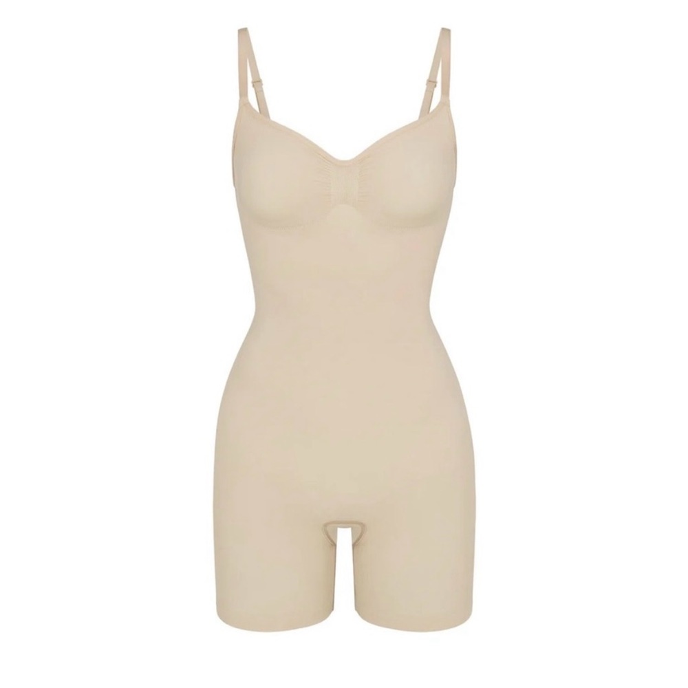 NWOT‼️ SKIMS - Seamless Sculpt Mid Thigh Bodysuit in Color Sand (Size L)